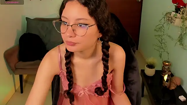 Snapshot of Krysten_Riter chatting on 11.11.25 Krysten Riter online show from 11.11.25