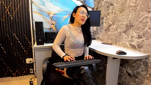 Snapshot of Scarlett_14_ chatting on 09.18.25 Scarlett 14 online show from 09.18.25