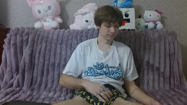 Snapshot of hilt_on_ chatting on 10.27.25 hilt on online show from 10.27.25