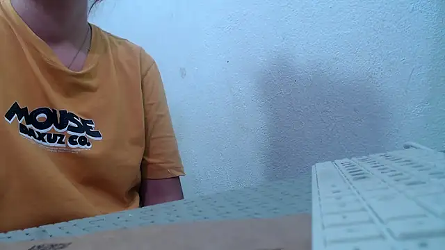 Snapshot of karamirror_ chatting on 10.22.25 karamirror online show from 10.22.25