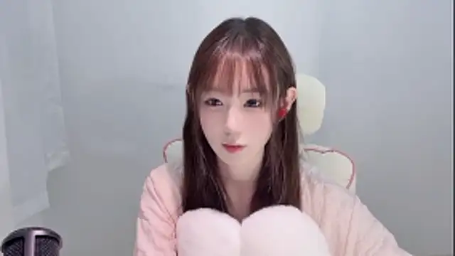 Snapshot of Xiao-runbao chatting on 10.21.25 Xiao-runbao online show from 10.21.25
