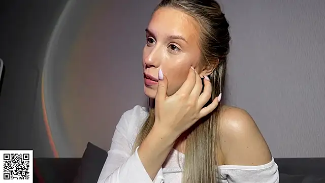 Snapshot of ElysiaXo chatting on 10.23.25 ElysiaXo online show from 10.23.25