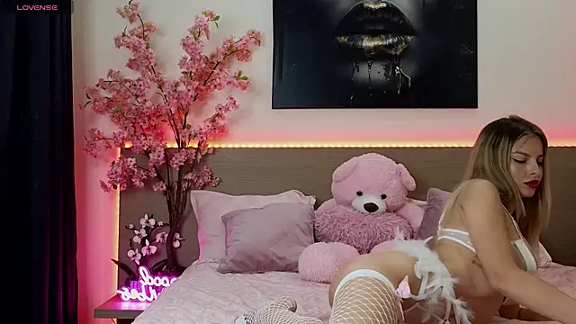 Snapshot of anexblondie chatting on 10.28.25 anexblondie online show from 10.28.25