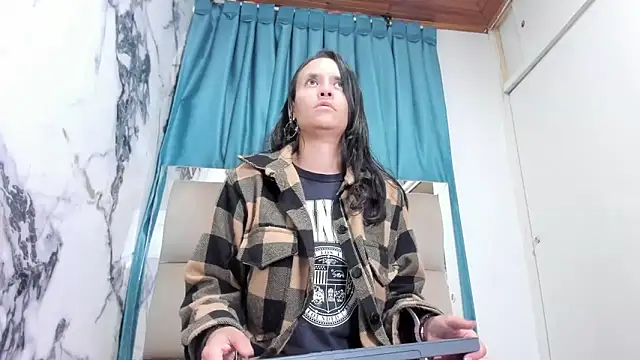 Snapshot of maraa_X chatting on 11.16.25 maraa X online show from 11.16.25