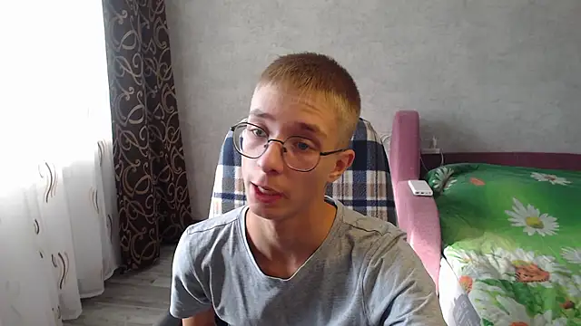 Snapshot of glasses_cat chatting on 09.15.25 glasses cat online show from 09.15.25