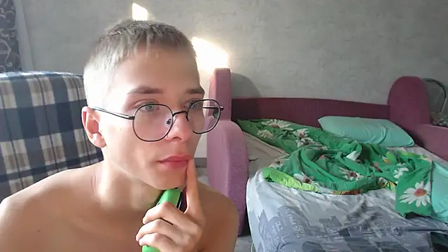 Snapshot of glasses_cat chatting on 09.22.25 glasses cat online show from 09.22.25