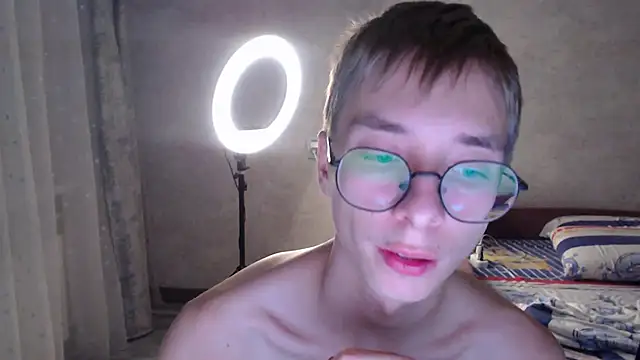 Snapshot of glasses_cat chatting on 11.11.25 glasses cat online show from 11.11.25