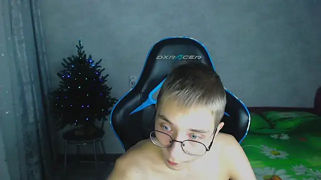 Snapshot of glasses_cat chatting on 12.04.25 glasses cat online show from 12.04.25