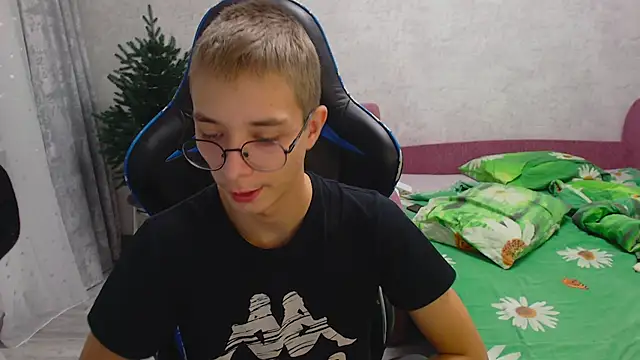 Snapshot of glasses_cat chatting on 12.05.25 glasses cat online show from 12.05.25