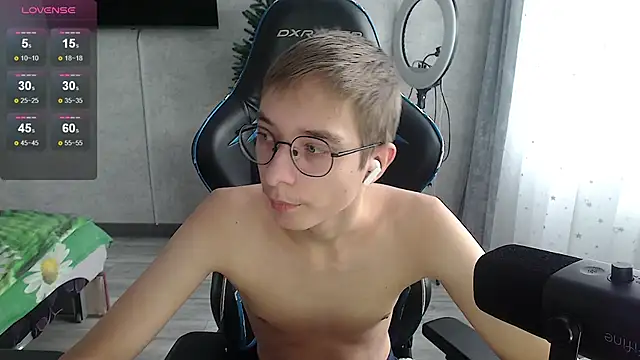 Snapshot of glasses_cat chatting on 01.14.26 glasses cat online show from 01.14.26