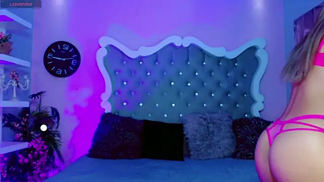 Honey Moontsts online show from 04.15.26