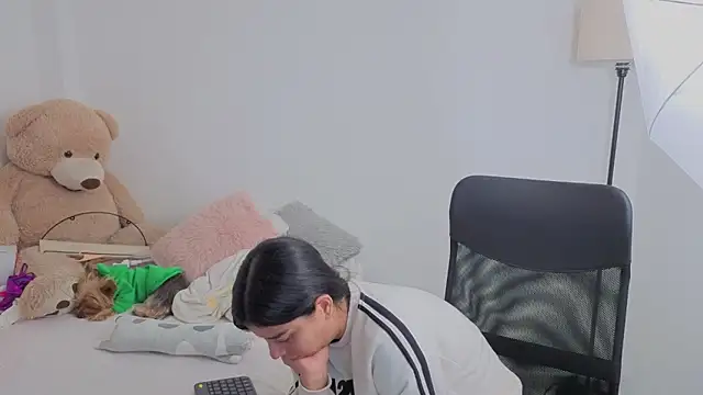 Snapshot of valerihouse chatting on 09.19.25 valerihouse online show from 09.19.25