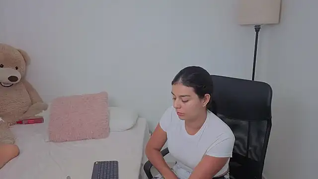 Snapshot of valerihouse chatting on 10.17.25 valerihouse online show from 10.17.25