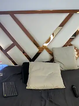 Niicolle Evanss online show from 04.15.26