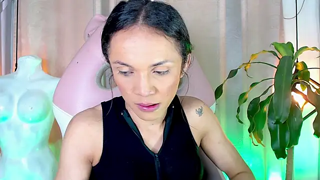 Snapshot of Cristal_Gem1 chatting on 04.23.26 Cristal Gem1 online show from 04.23.26