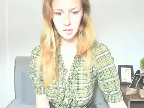 LyraHotty online show from 10.18.25