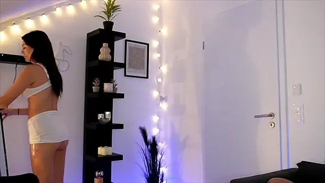 Snapshot of SophieFleur chatting on 10.15.25 SophieFleur online show from 10.15.25