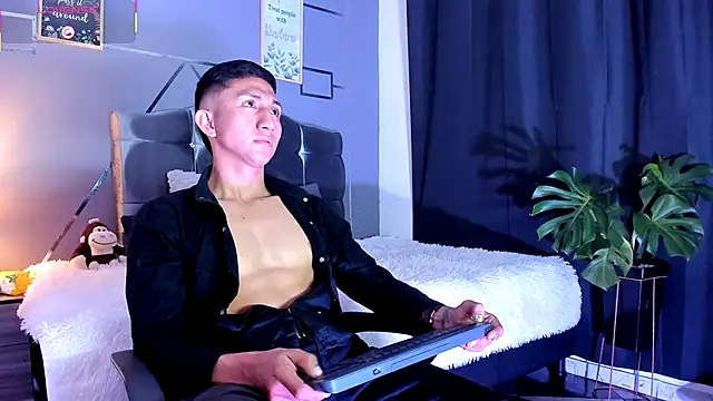 Snapshot of oliver_mr_ chatting on 10.03.25 oliver mr online show from 10.03.25