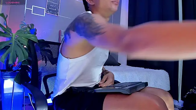 Snapshot of oliver_mr_ chatting on 10.16.25 oliver mr online show from 10.16.25