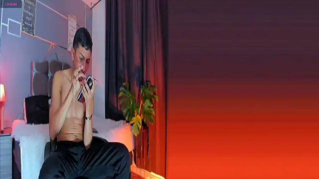 Snapshot of oliver_mr_ chatting on 10.25.25 oliver mr online show from 10.25.25