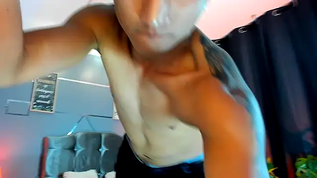 Snapshot of oliver_mr_ chatting on 10.31.25 oliver mr online show from 10.31.25