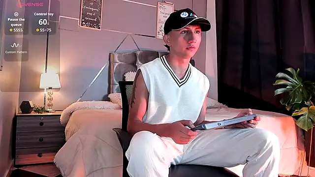 Snapshot of oliver_mr_ chatting on 11.19.25 oliver mr online show from 11.19.25