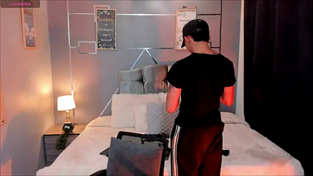 Snapshot of oliver_mr_ chatting on 11.22.25 oliver mr online show from 11.22.25