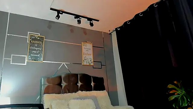 Snapshot of oliver_mr_ chatting on 11.24.25 oliver mr online show from 11.24.25