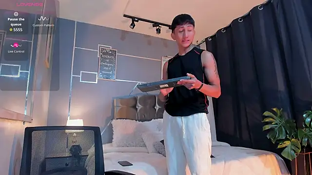 Snapshot of oliver_mr_ chatting on 11.27.25 oliver mr online show from 11.27.25