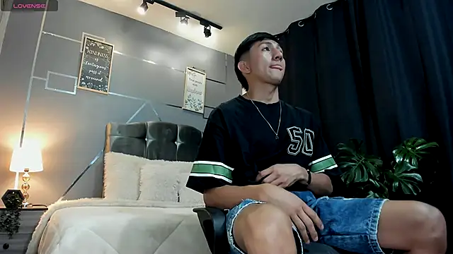 Snapshot of oliver_mr_ chatting on 12.05.25 oliver mr online show from 12.05.25