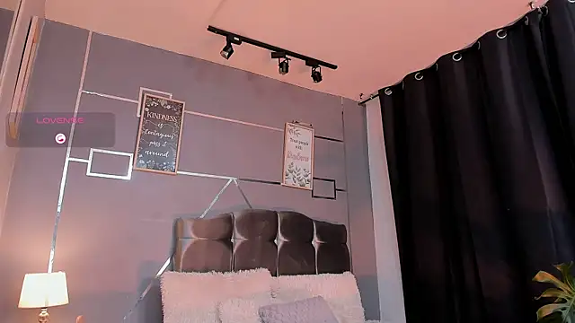 Snapshot of oliver_mr_ chatting on 12.19.25 oliver mr online show from 12.19.25