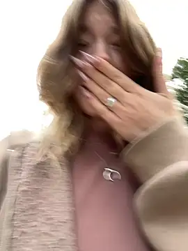 Snapshot of Mimiumuy chatting on 09.22.25 Mimiumuy online show from 09.22.25