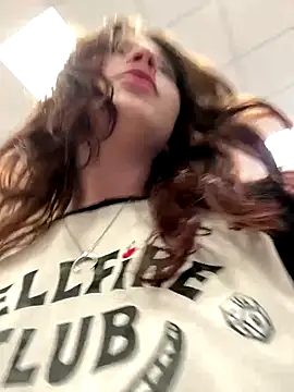 Snapshot of Mimiumuy chatting on 09.30.25 Mimiumuy online show from 09.30.25