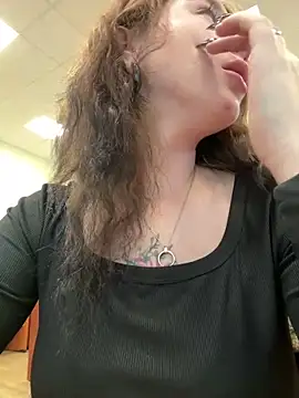 Snapshot of Mimiumuy chatting on 10.06.25 Mimiumuy online show from 10.06.25