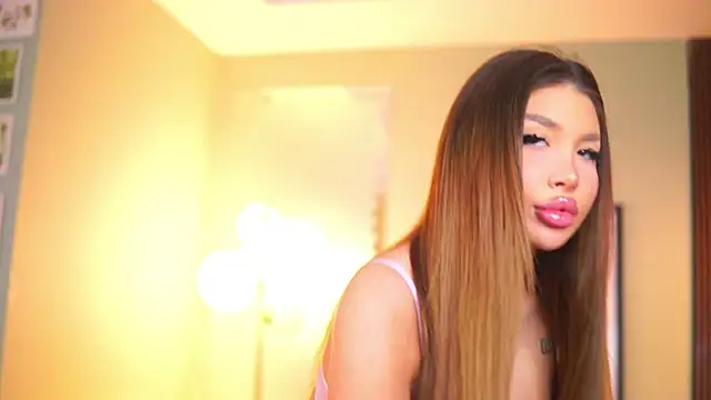 Snapshot of CassyeLips chatting on 11.17.25 CassyeLips online show from 11.17.25