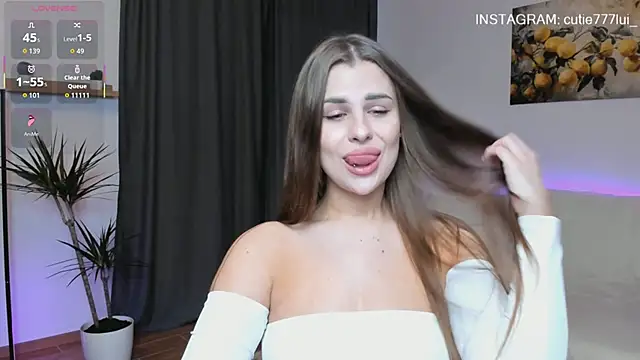 Snapshot of Cutie_Lui_ chatting on 09.11.25 Cutie Lui online show from 09.11.25
