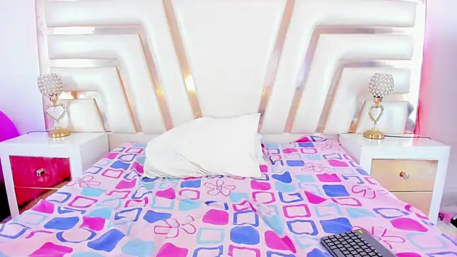 Snapshot of SulyClarck chatting on 10.04.25 SulyClarck online show from 10.04.25