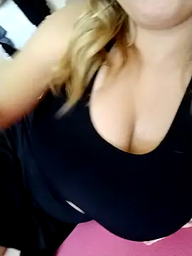 Snapshot of gamzeyak chatting on 10.01.25 gamzeyak online show from 10.01.25