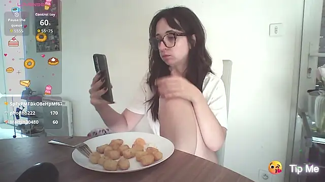 Snapshot of CornetDeGlace chatting on 09.19.25 CornetDeGlace online show from 09.19.25