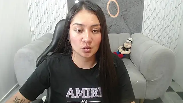 Snapshot of Ivony18_b chatting on 11.18.25 Ivony18 b online show from 11.18.25