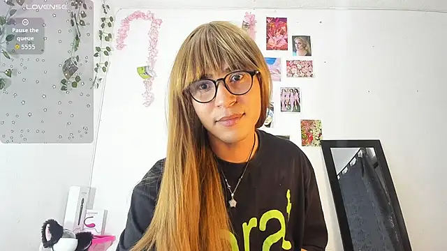 Snapshot of cute_sammy_1 chatting on 11.14.25 cute sammy 1 online show from 11.14.25