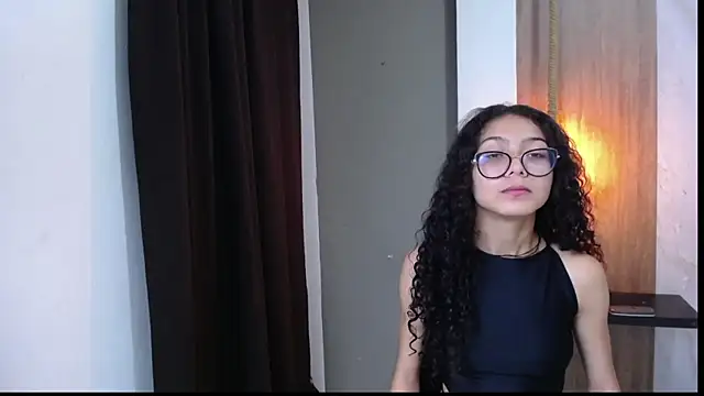 Snapshot of honeymoon_12 chatting on 09.25.25 honeymoon 12 online show from 09.25.25