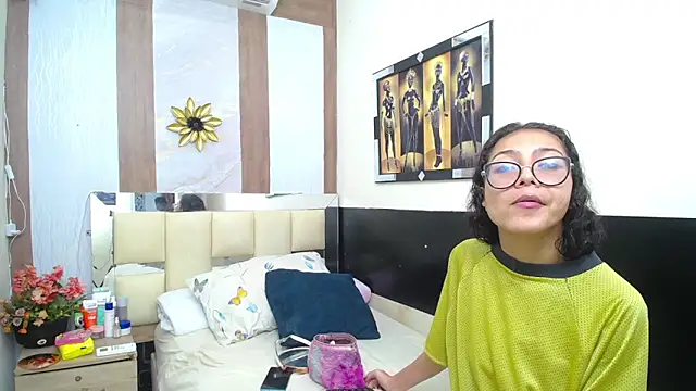 Snapshot of honeymoon_12 chatting on 09.26.25 honeymoon 12 online show from 09.26.25