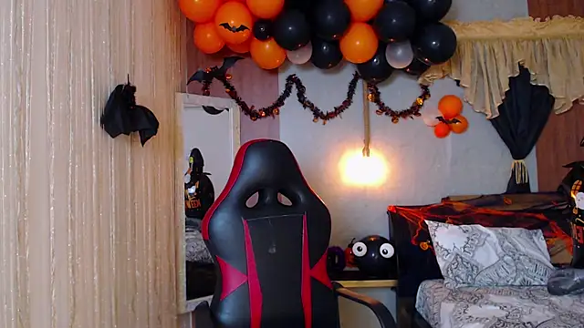 Snapshot of honeymoon_12 chatting on 10.21.25 honeymoon 12 online show from 10.21.25