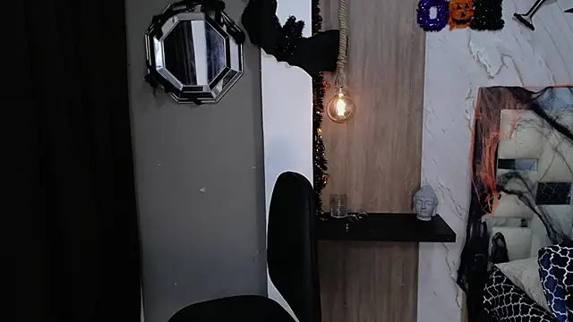 Snapshot of honeymoon_12 chatting on 10.25.25 honeymoon 12 online show from 10.25.25