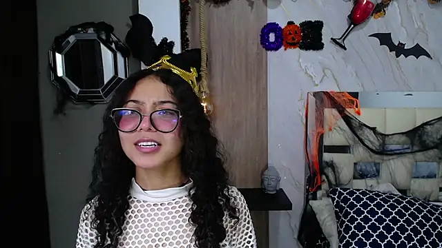 Snapshot of honeymoon_12 chatting on 10.27.25 honeymoon 12 online show from 10.27.25