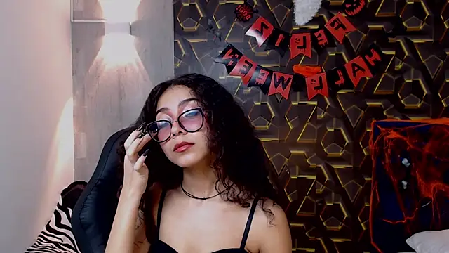 Snapshot of honeymoon_12 chatting on 10.30.25 honeymoon 12 online show from 10.30.25