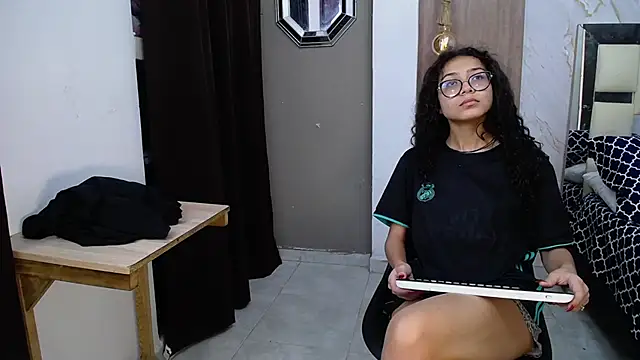 Snapshot of honeymoon_12 chatting on 11.08.25 honeymoon 12 online show from 11.08.25