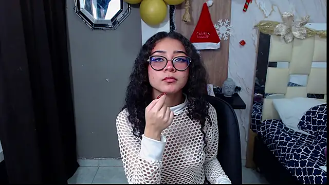 Snapshot of honeymoon_12 chatting on 11.20.25 honeymoon 12 online show from 11.20.25