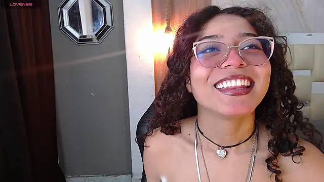 Snapshot of honeymoon_12 chatting on 05.19.26 honeymoon 12 online show from 05.19.26